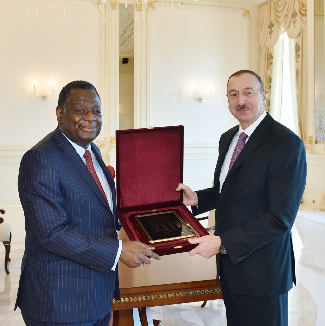 Prezident İlham Əliyevə BMT-nin Əhali Fondunun mükafatı təqdim olunub  (FOTO)
