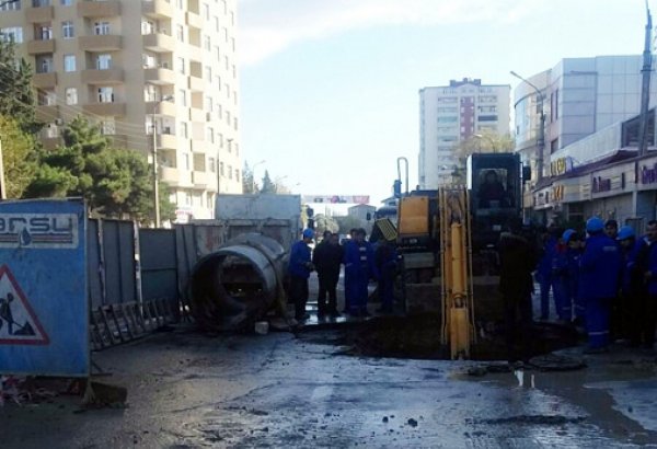 Bakıda çökən yola xüsusi briqada cəlb edilib (FOTO)
