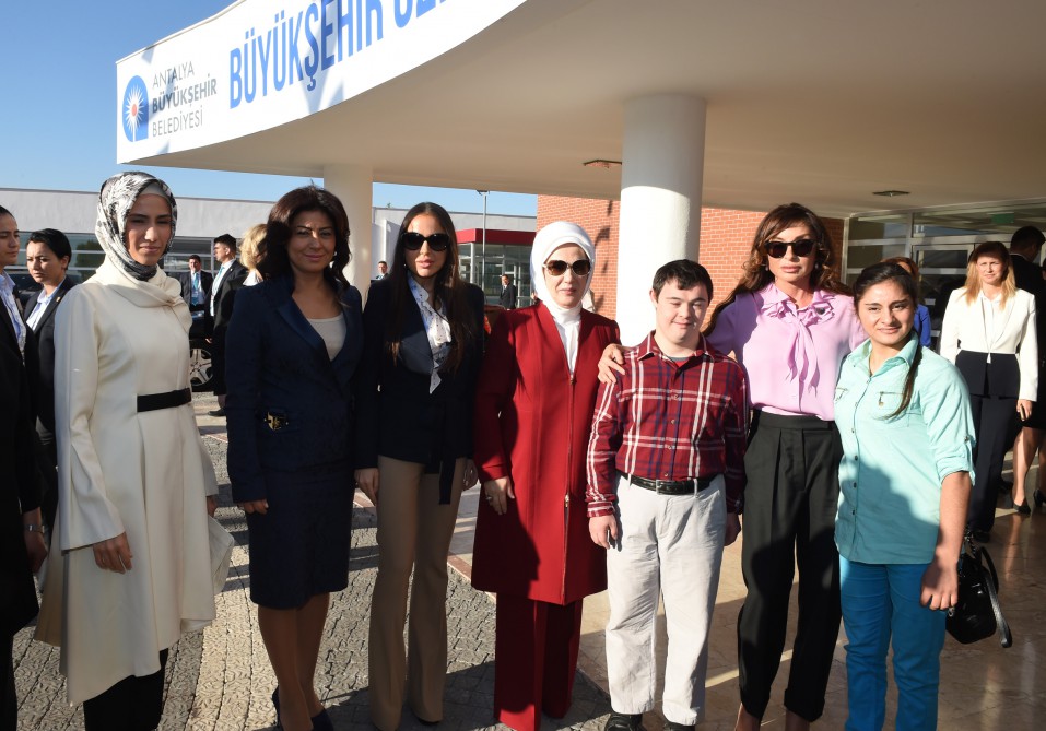 Azərbaycanın birinci xanımı Mehriban Əliyeva Antalyada Əlillərin Bərpa Mərkəzi ilə tanış olub (FOTO)