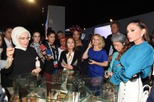 Azərbaycanın birinci xanımı Mehriban Əliyeva “G20”-“Yurd” mədəni ərazisində sərgi ilə tanış olub (FOTO)