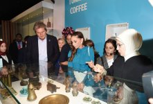 Azərbaycanın birinci xanımı Mehriban Əliyeva “G20”-“Yurd” mədəni ərazisində sərgi ilə tanış olub (FOTO)