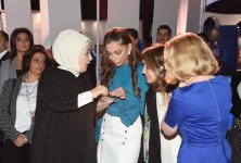 Azərbaycanın birinci xanımı Mehriban Əliyeva “G20”-“Yurd” mədəni ərazisində sərgi ilə tanış olub (FOTO)