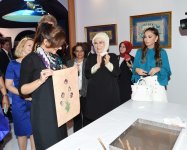 Azərbaycanın birinci xanımı Mehriban Əliyeva “G20”-“Yurd” mədəni ərazisində sərgi ilə tanış olub (FOTO)
