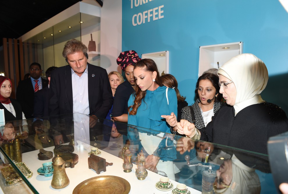 Azərbaycanın birinci xanımı Mehriban Əliyeva “G20”-“Yurd” mədəni ərazisində sərgi ilə tanış olub (FOTO)