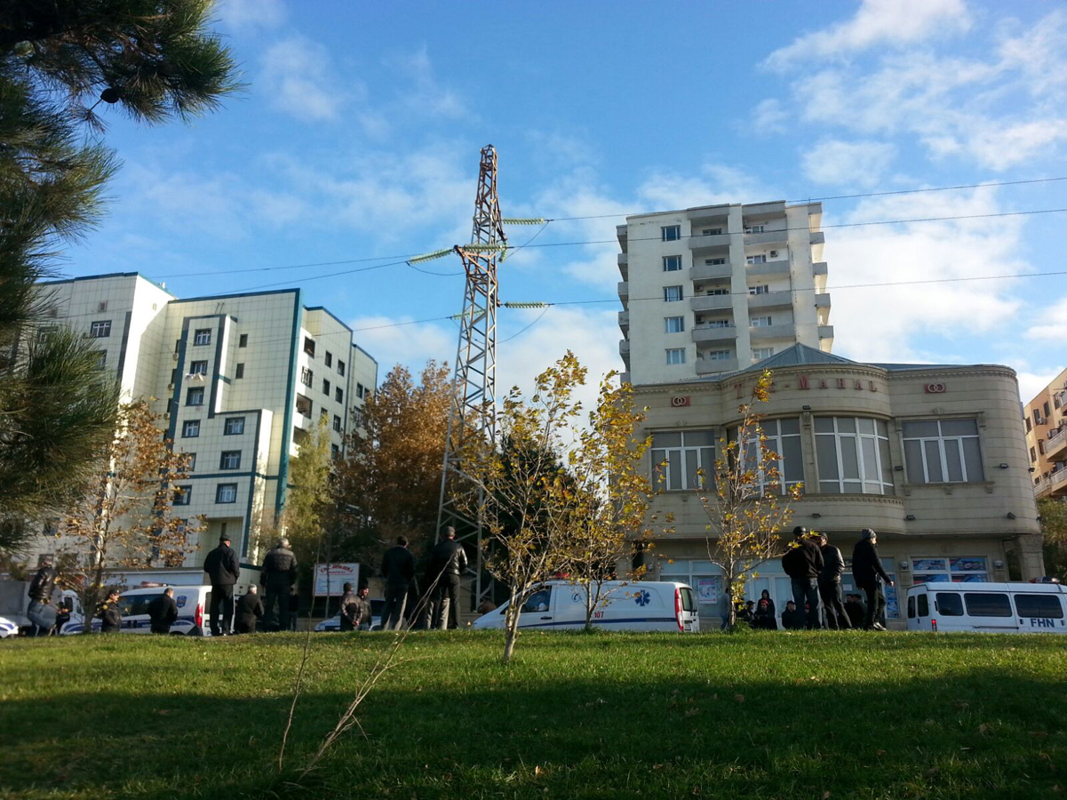 Bakıda səhər saatlarında intihara cəhd olub (FOTO,VİDEO) (ƏLAVƏ OLUNUB)