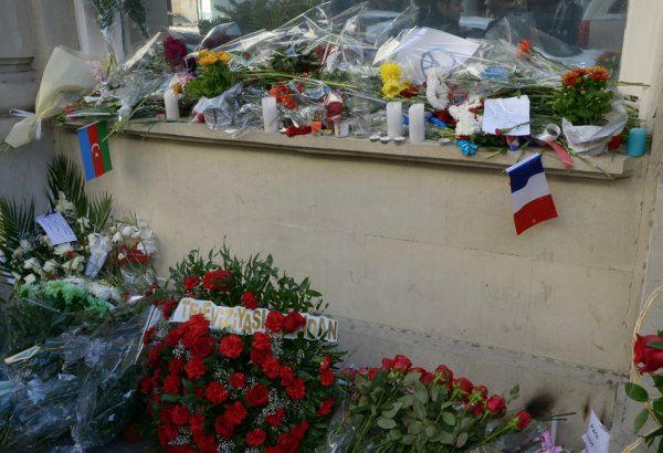 Azərbaycandakı səfirlər Parisdəki terror qurbanlarını anırlar (FOTO)