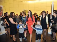 Leyla Əliyeva Heydər Əliyev Mərkəzində uşaqların əl işlərindən ibarət sərginin açılışında iştirak edib (FOTO)