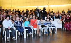 Leyla Əliyeva Heydər Əliyev Mərkəzində uşaqların əl işlərindən ibarət sərginin açılışında iştirak edib (FOTO)
