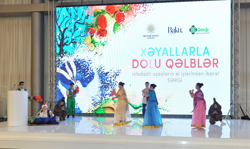 Leyla Əliyeva Heydər Əliyev Mərkəzində uşaqların əl işlərindən ibarət sərginin açılışında iştirak edib (FOTO)