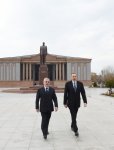 Prezident İlham Əliyev Naxçıvanda ümummilli lider Heydər Əliyevin abidəsini ziyarət edib (FOTO)