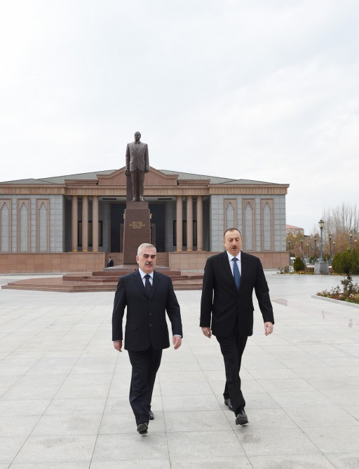 Prezident İlham Əliyev Naxçıvanda ümummilli lider Heydər Əliyevin abidəsini ziyarət edib (FOTO)