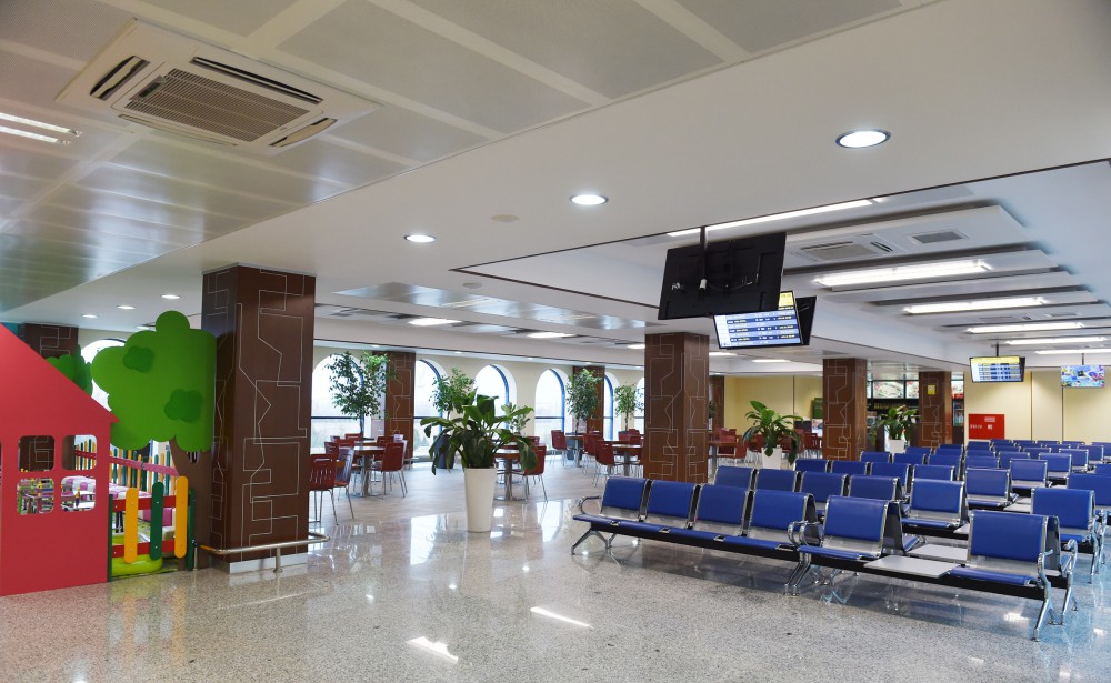 İlham Əliyev Naxçıvan Beynəlxalq Hava Limanının "Şərq Terminalı"nın yenidənqurmadan sonrakı vəziyyəti ilə tanış olub (FOTO)