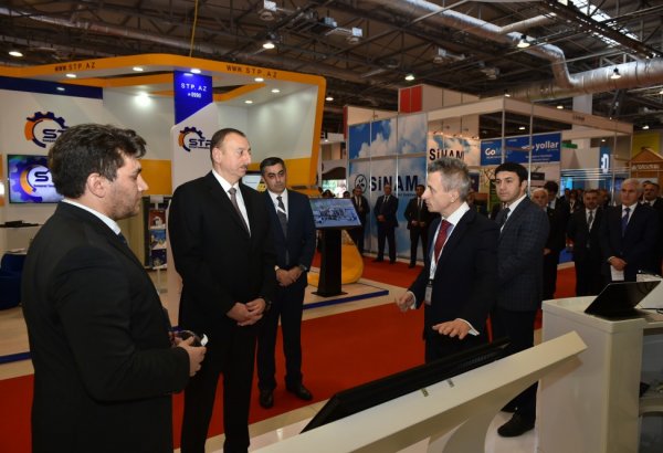 Prezident İlham Əliyev "BakuTel-2015" sərgisi ilə tanış olub (FOTO)