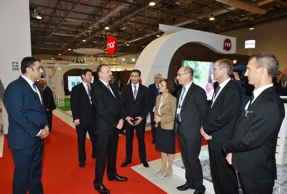 Prezident İlham Əliyev "BakuTel-2015" sərgisi ilə tanış olub (FOTO)