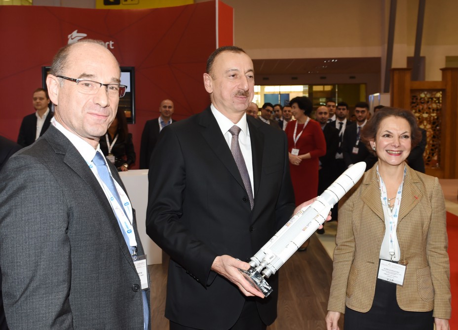 Prezident İlham Əliyev "BakuTel-2015" sərgisi ilə tanış olub (FOTO)