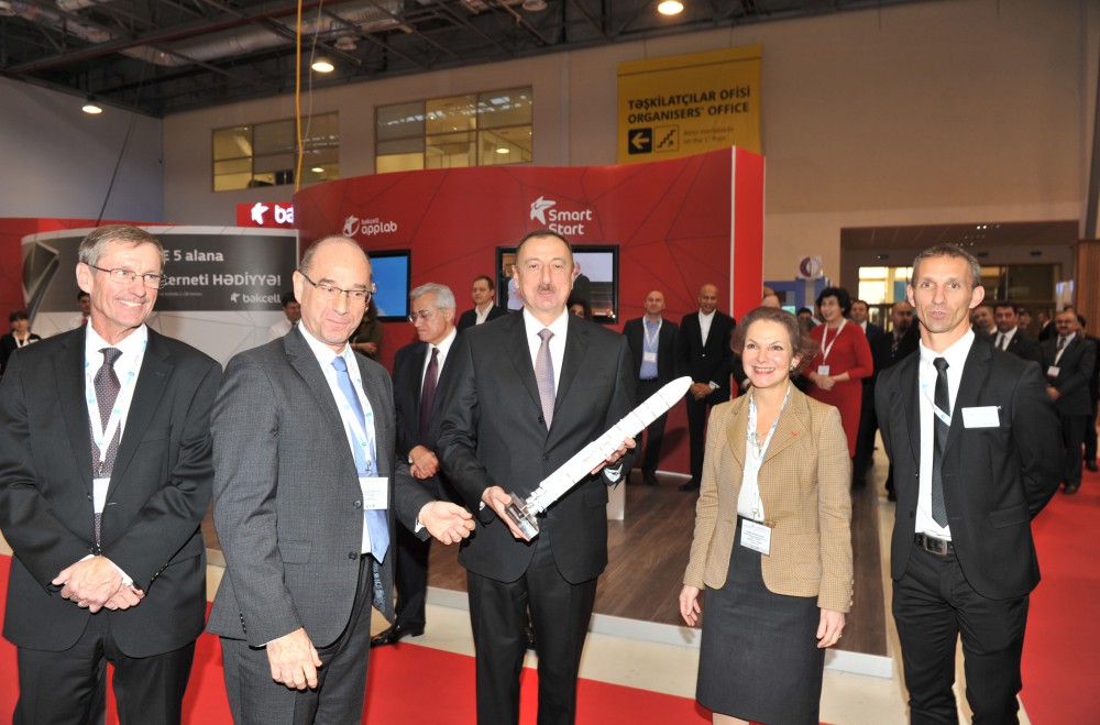 Prezident İlham Əliyev "BakuTel-2015" sərgisi ilə tanış olub (FOTO)