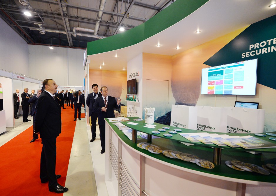 Prezident İlham Əliyev "BakuTel-2015" sərgisi ilə tanış olub (FOTO)