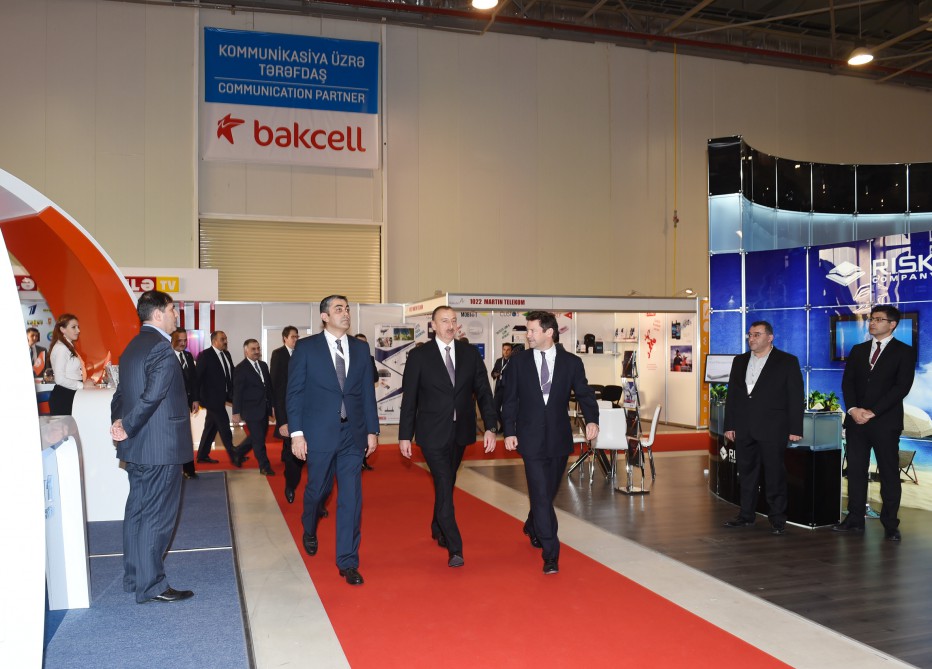 Prezident İlham Əliyev "BakuTel-2015" sərgisi ilə tanış olub (FOTO)