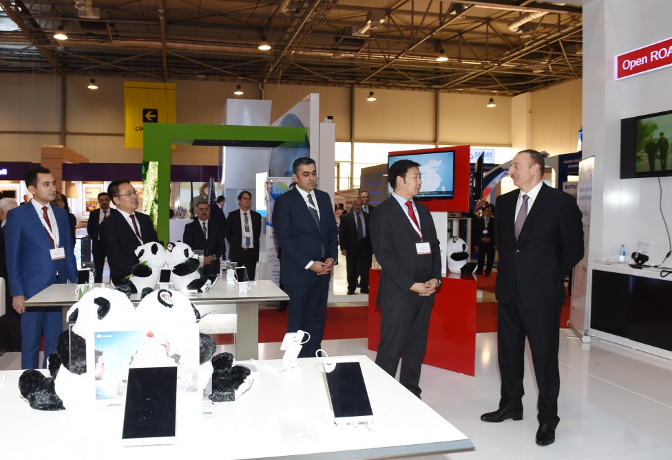 Prezident İlham Əliyev "BakuTel-2015" sərgisi ilə tanış olub (FOTO)