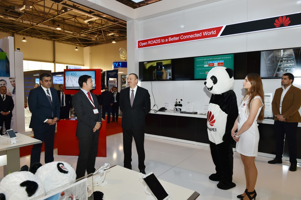 Prezident İlham Əliyev "BakuTel-2015" sərgisi ilə tanış olub (FOTO)