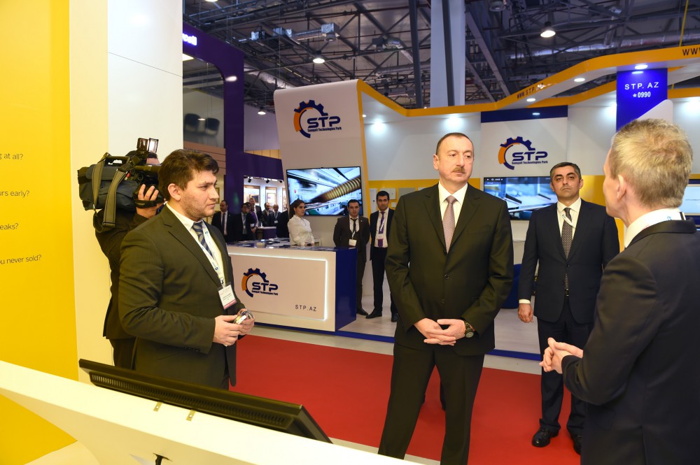 Prezident İlham Əliyev "BakuTel-2015" sərgisi ilə tanış olub (FOTO)
