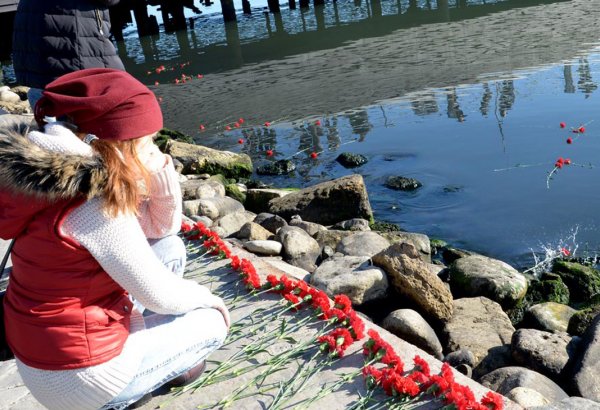 Xəzərin sahili və suları al qərənfilə bürünüb... (FOTO)