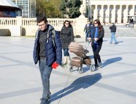 Xəzərin sahili və suları al qərənfilə bürünüb... (FOTO)