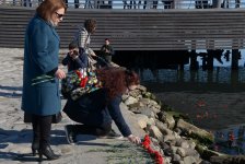 Xəzərin sahili və suları al qərənfilə bürünüb... (FOTO)