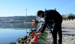 Xəzərin sahili və suları al qərənfilə bürünüb... (FOTO)