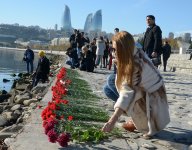 Xəzərin sahili və suları al qərənfilə bürünüb... (FOTO)