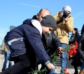 Xəzərin sahili və suları al qərənfilə bürünüb... (FOTO)