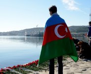 Xəzərin sahili və suları al qərənfilə bürünüb... (FOTO)