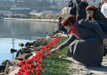 Xəzərin sahili və suları al qərənfilə bürünüb... (FOTO)