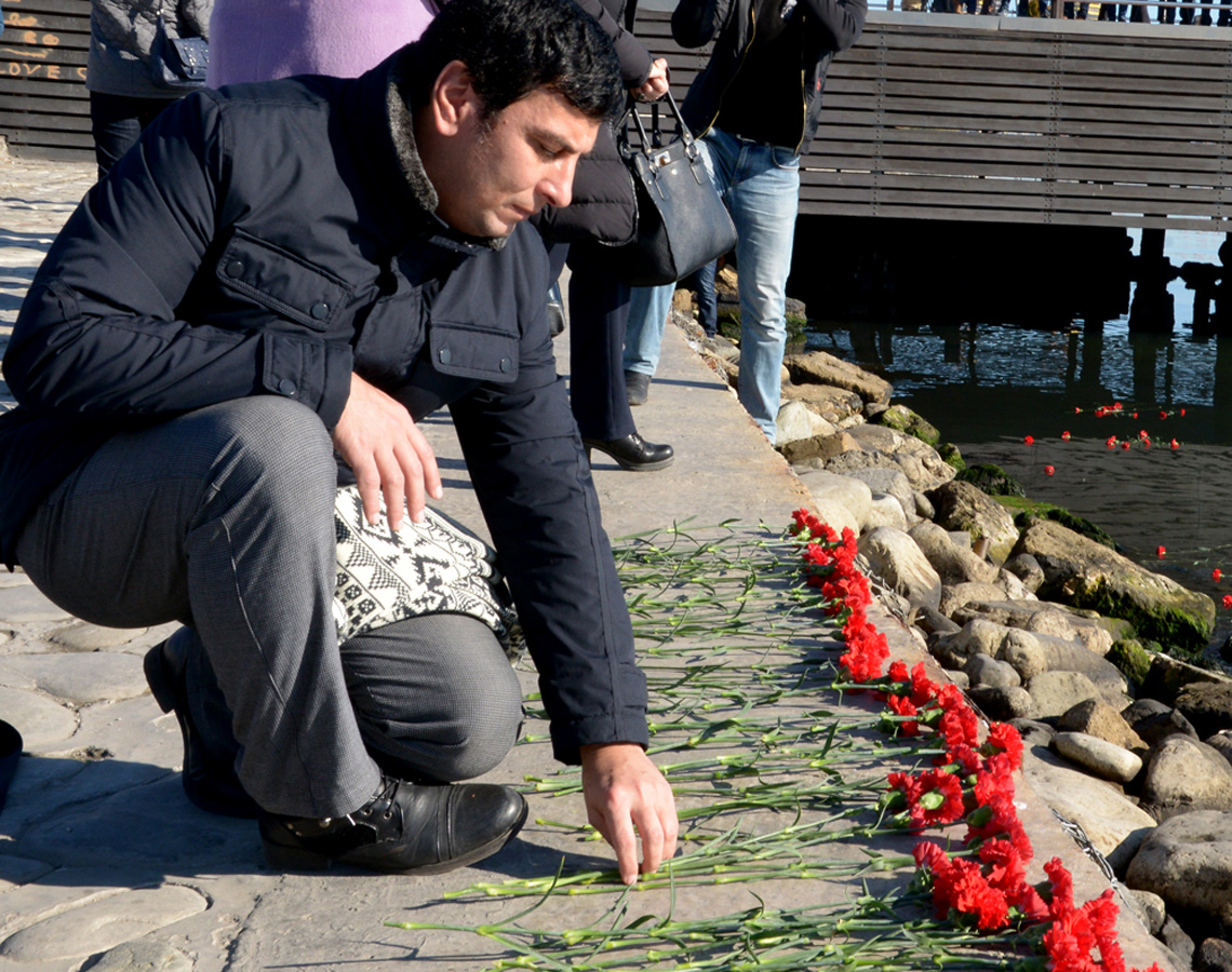 Xəzərin sahili və suları al qərənfilə bürünüb... (FOTO)