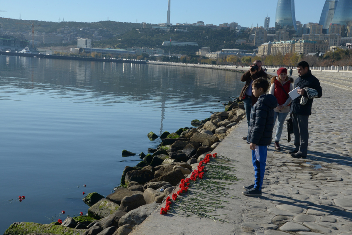 Xəzərin sahili və suları al qərənfilə bürünüb... (FOTO)