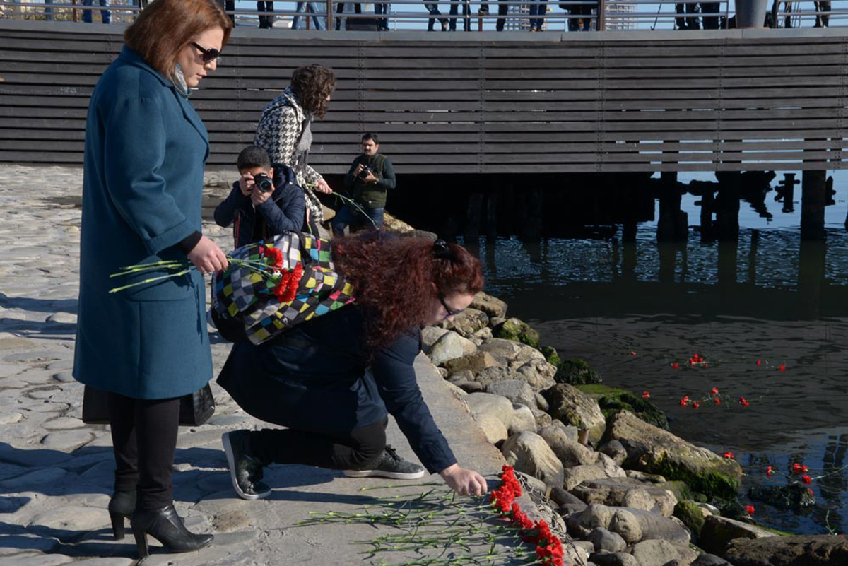 Xəzərin sahili və suları al qərənfilə bürünüb... (FOTO)