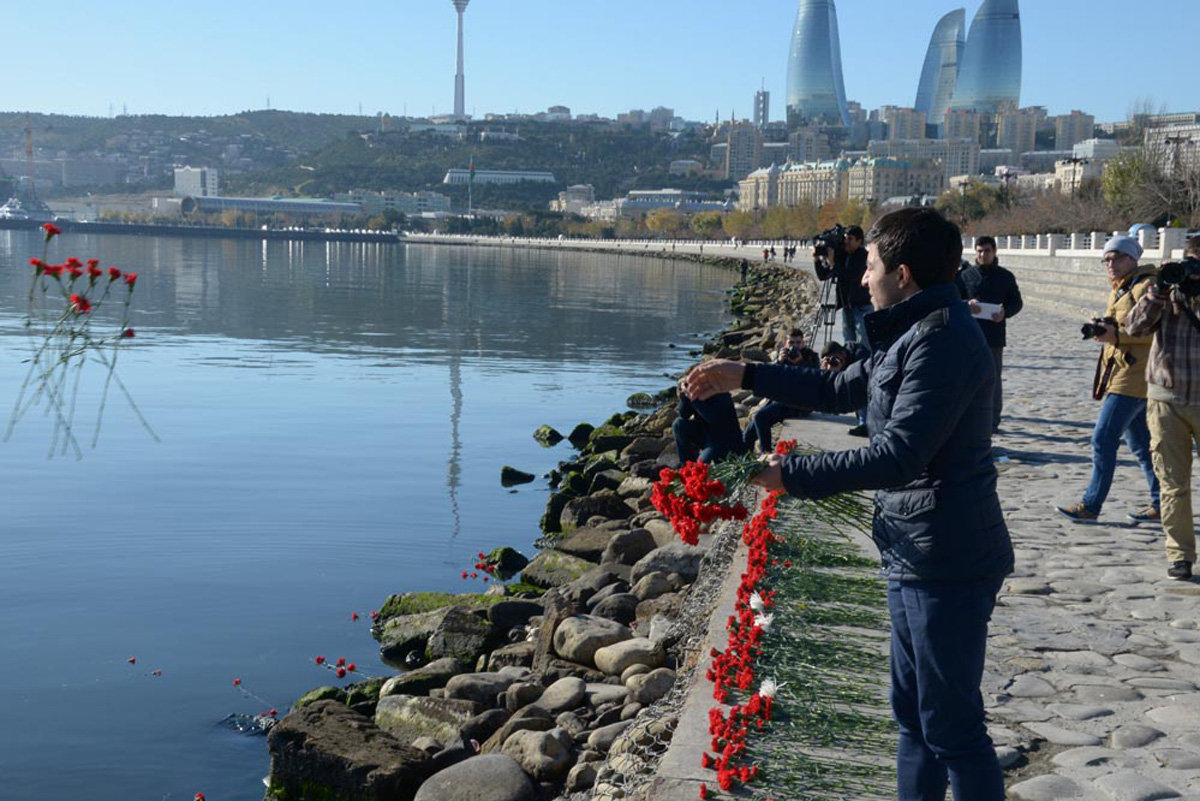 Xəzərin sahili və suları al qərənfilə bürünüb... (FOTO)