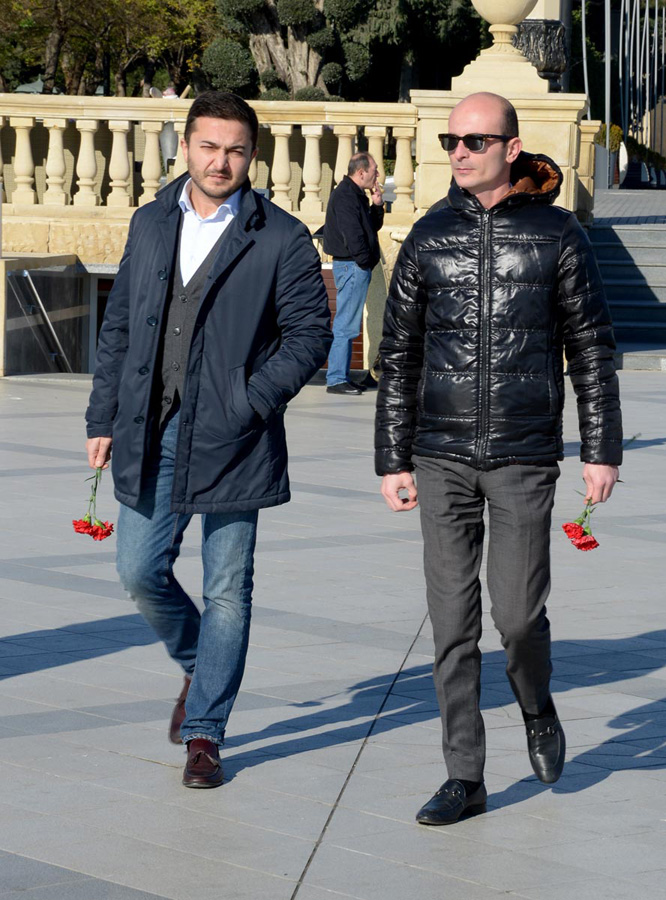 Xəzərin sahili və suları al qərənfilə bürünüb... (FOTO)