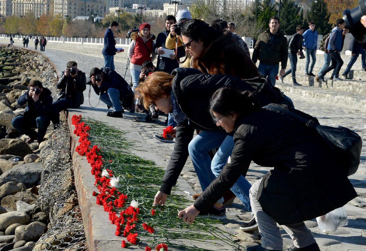 Xəzərin sahili və suları al qərənfilə bürünüb... (FOTO)