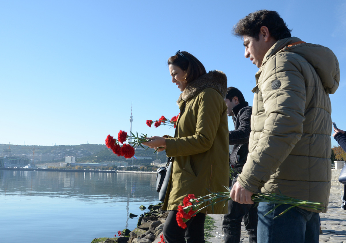 Xəzərin sahili və suları al qərənfilə bürünüb... (FOTO)