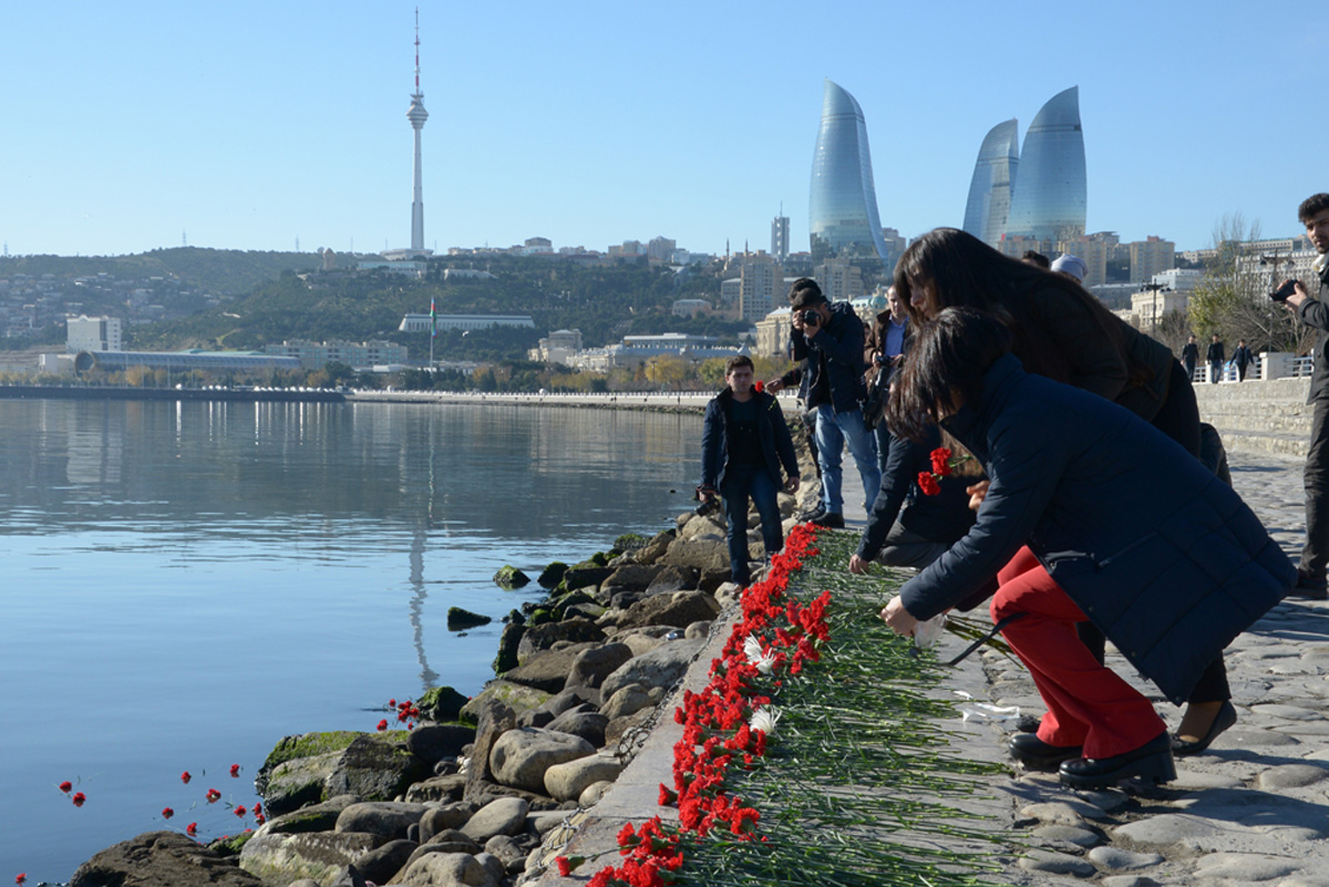 Xəzərin sahili və suları al qərənfilə bürünüb... (FOTO)