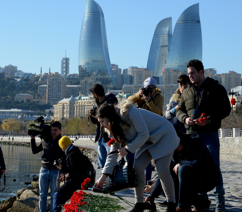 Xəzərin sahili və suları al qərənfilə bürünüb... (FOTO)
