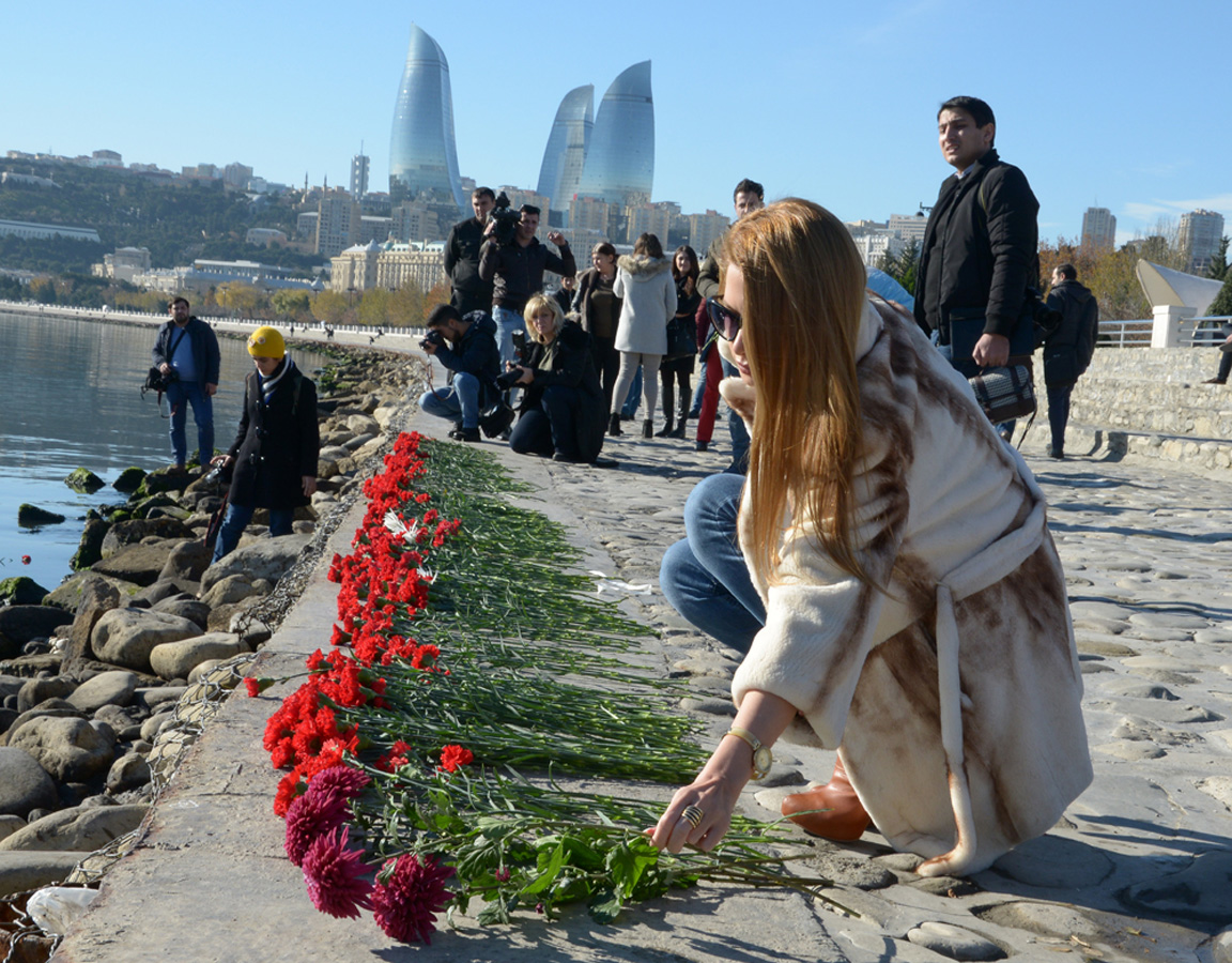 Xəzərin sahili və suları al qərənfilə bürünüb... (FOTO)