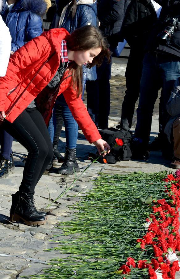 Xəzərin sahili və suları al qərənfilə bürünüb... (FOTO)