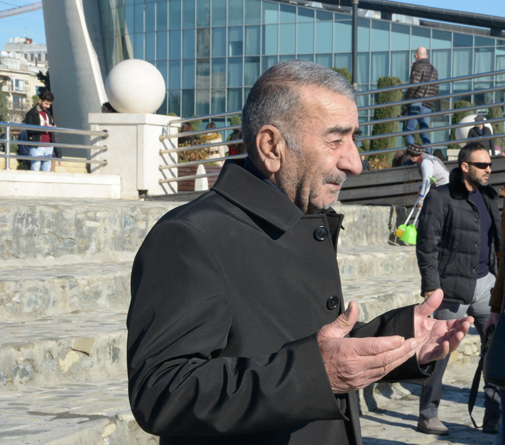 Xəzərin sahili və suları al qərənfilə bürünüb... (FOTO)