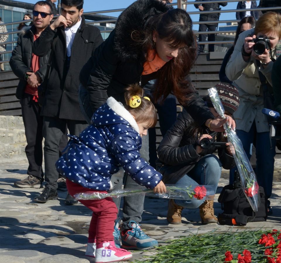 Xəzərin sahili və suları al qərənfilə bürünüb... (FOTO)