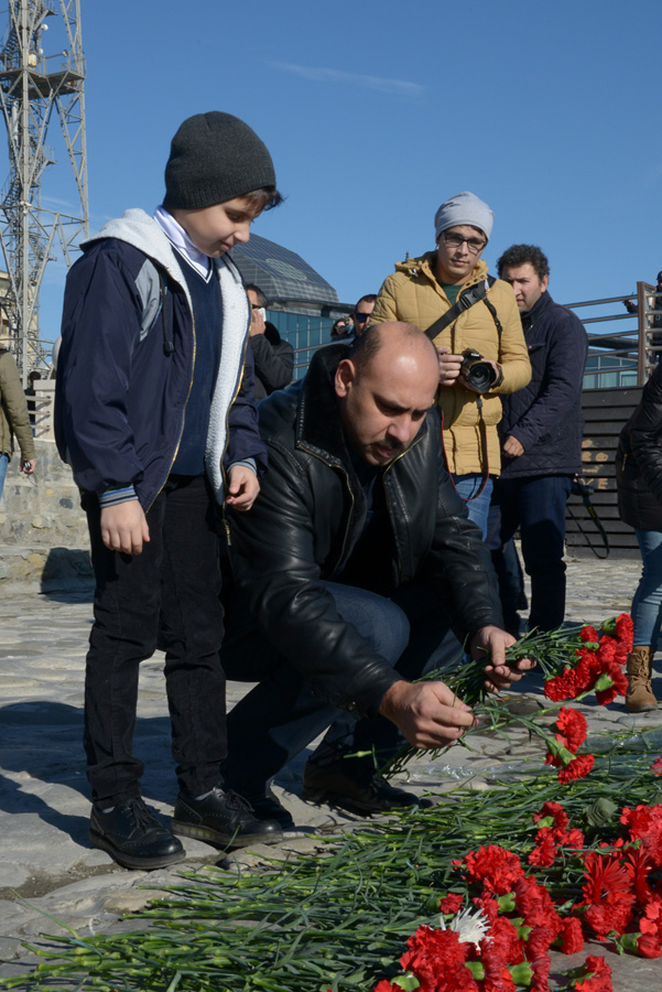 Xəzərin sahili və suları al qərənfilə bürünüb... (FOTO)