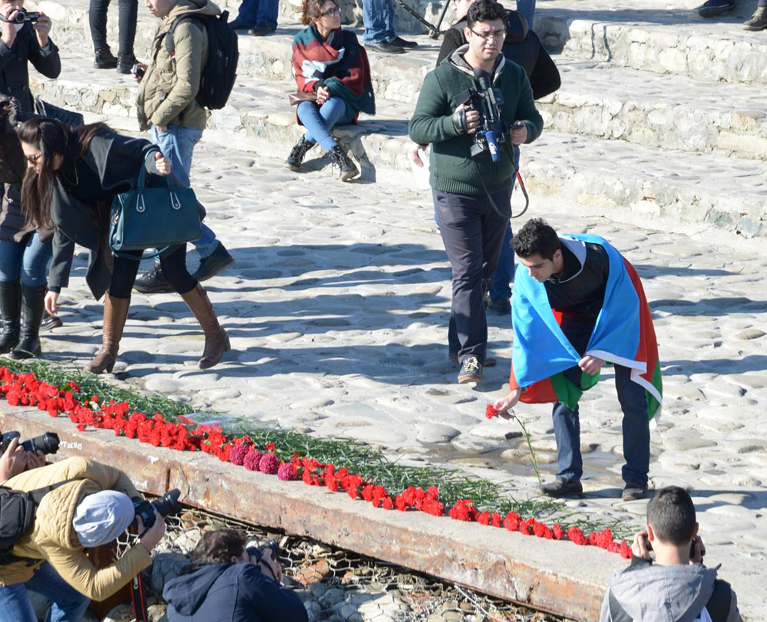 Xəzərin sahili və suları al qərənfilə bürünüb... (FOTO)