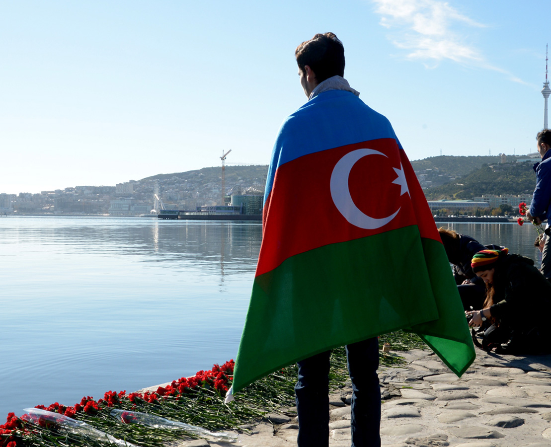 Xəzərin sahili və suları al qərənfilə bürünüb... (FOTO)