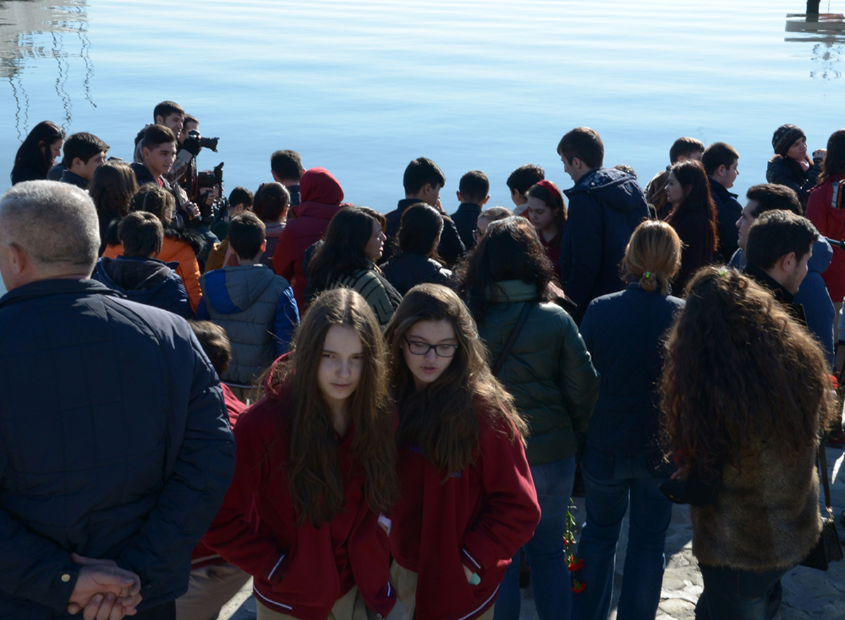 Xəzərin sahili və suları al qərənfilə bürünüb... (FOTO)